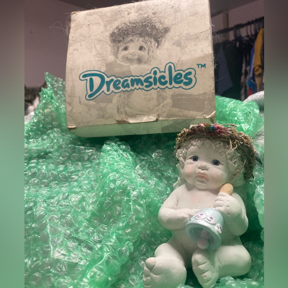 Dreamsicles Cherub Figurine with 1995 bell